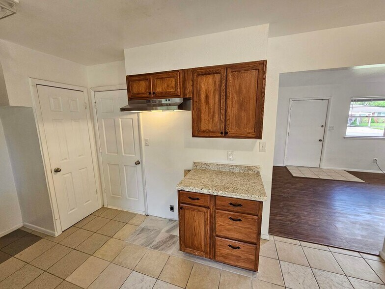Building Photo - 2728 SW 65th St