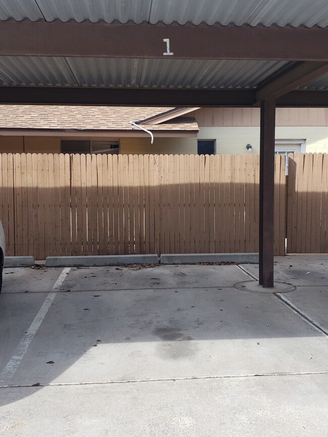 Building Photo - 2 bedroom 1 bath with covered parking