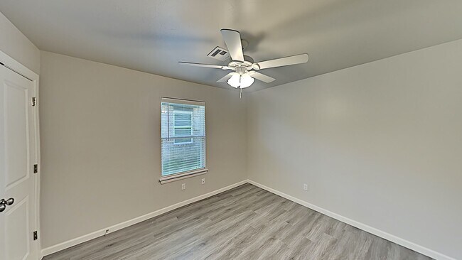 Building Photo - 3 Bedroom 2 Bath 2 Car Garage Duplex in Gr...