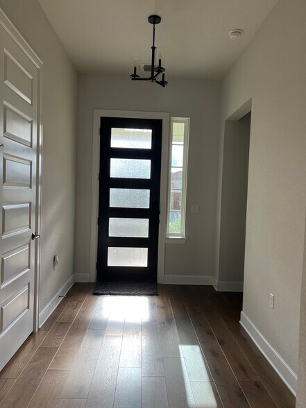 Foyer - 209 Cruising Oak St