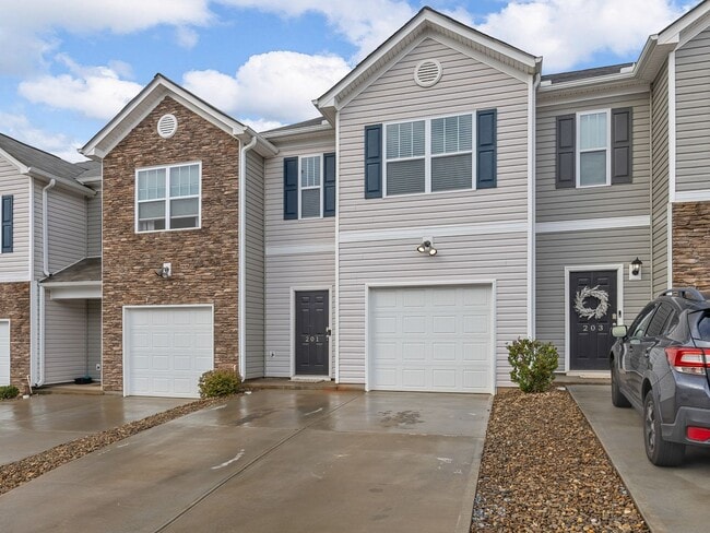 Building Photo - Modern living meets Convenience- Townhome in Greer, SC! $500 OFF First Months Rent!!