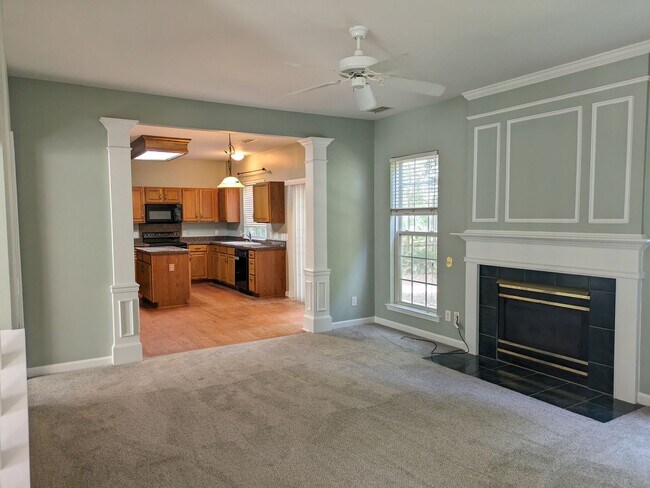 Building Photo - 4 Bedroom Home in Winslow Bay!