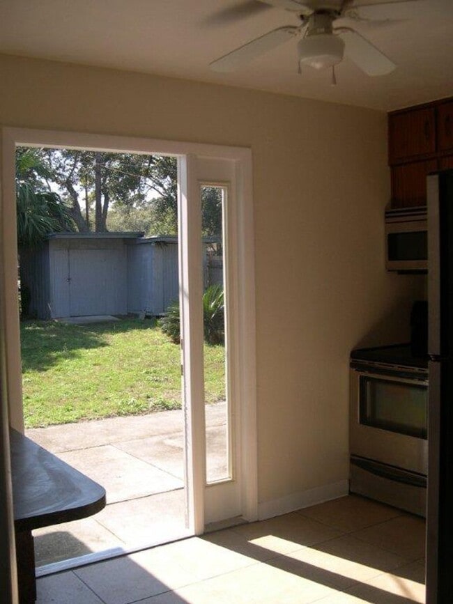 Building Photo - 220 Golden Days Dr