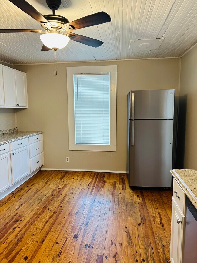 Building Photo - 316 Knight St