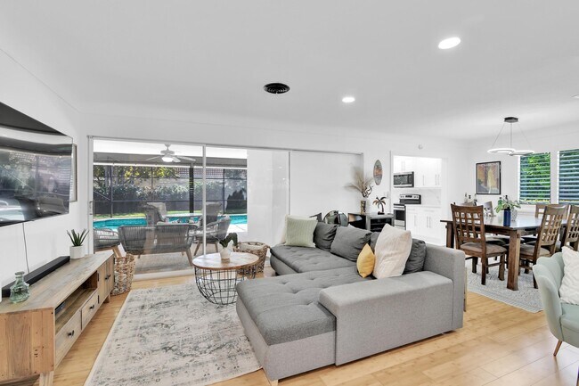 Building Photo - 798 E Boca Raton Rd