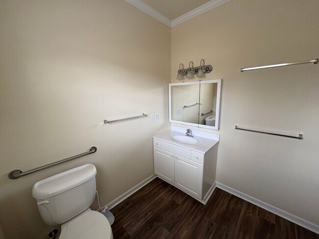 Building Photo - 1bed, 1bath unit available!