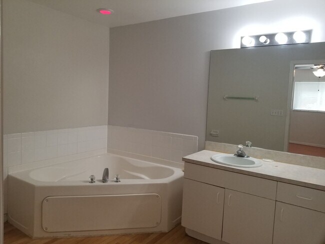 Building Photo - 910 SW 34th Terrace