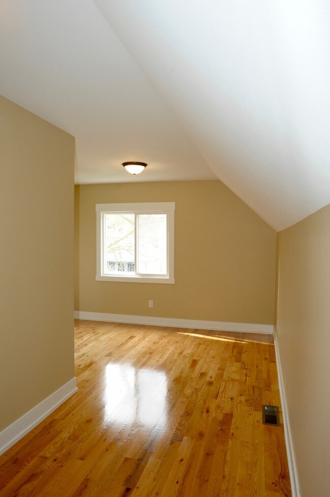 Building Photo - 1424 Sigsbee St SE