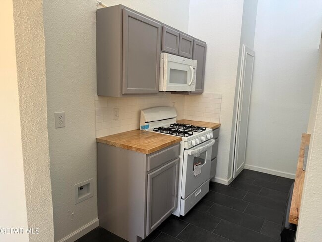 Building Photo - 1531 Common Dr