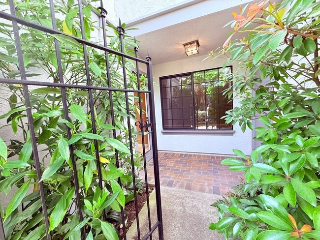 Building Photo - Charming and Move-in Ready, 3BD/2.5BA, Two-Story Townhome in Canyon Green at Canyon Lakes in San ...