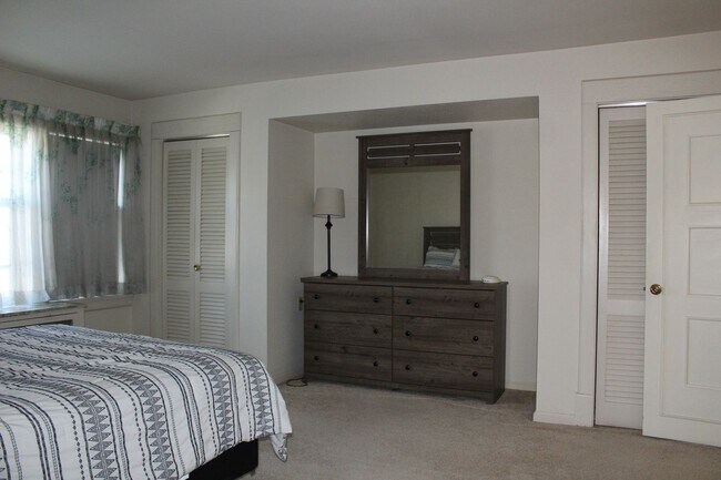 Building Photo - Fully Furnished!