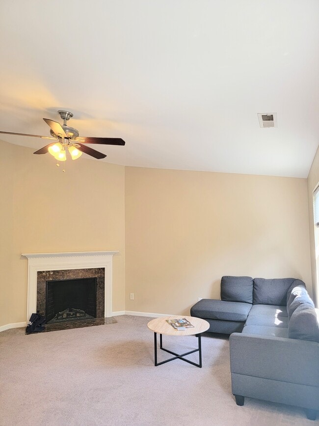 Building Photo - 2220 Valley Edge Dr