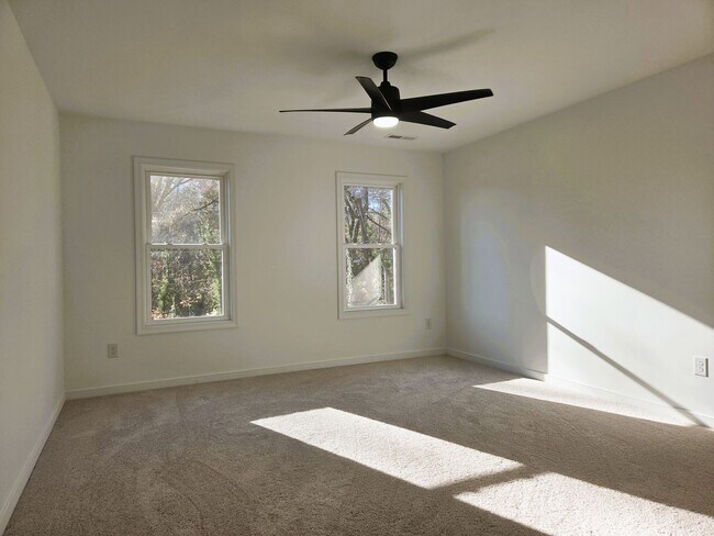 Building Photo - Large 3 story home located in Glenwood Park just minutes from downtown Richmond