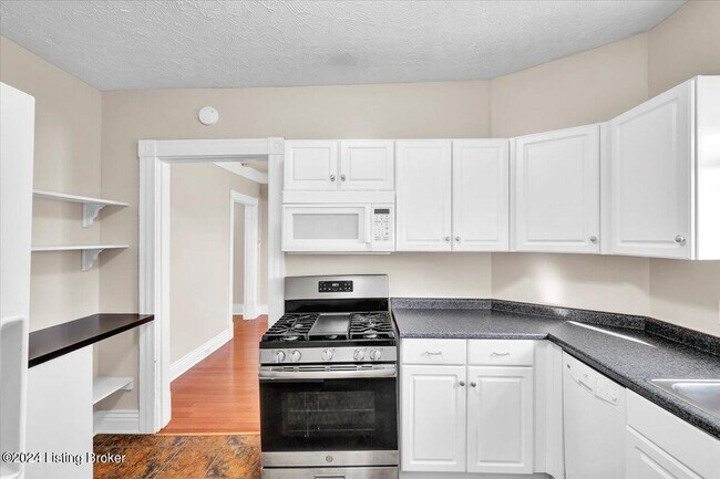 Building Photo - 1802 Deerwood Ave