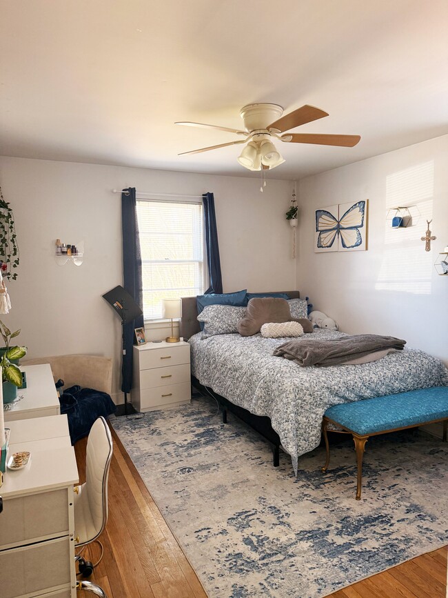 Building Photo - 937 E Ave