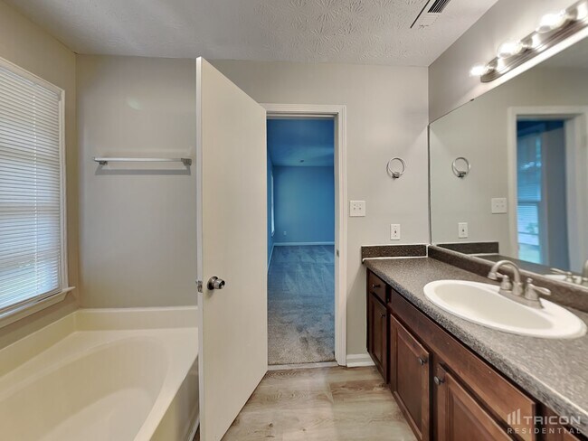 Building Photo - 40 Rosebud Ln