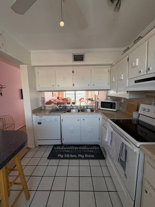 Building Photo - 6265 Sun Blvd