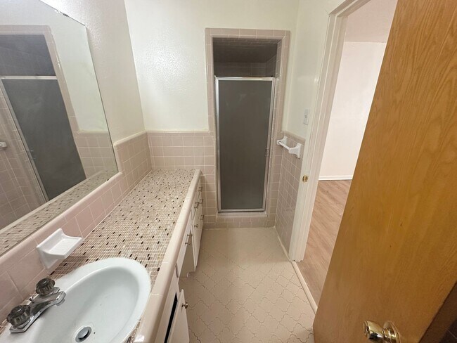 Building Photo - AVAAILABLE NOW !!