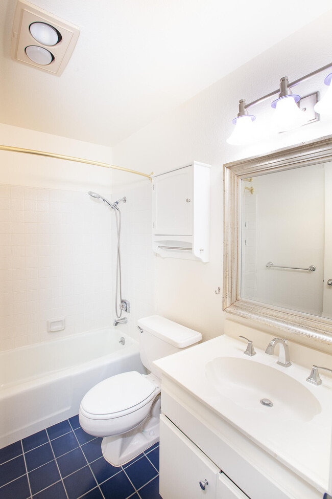 Building Photo - 451 E Vía Carisma