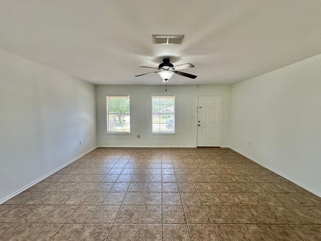 Building Photo - 3 Bedroom 2 Bath Rental in Whitehouse ISD!...