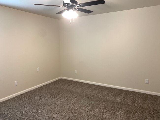 Building Photo - 3 bedroom duplex in Newcastle!