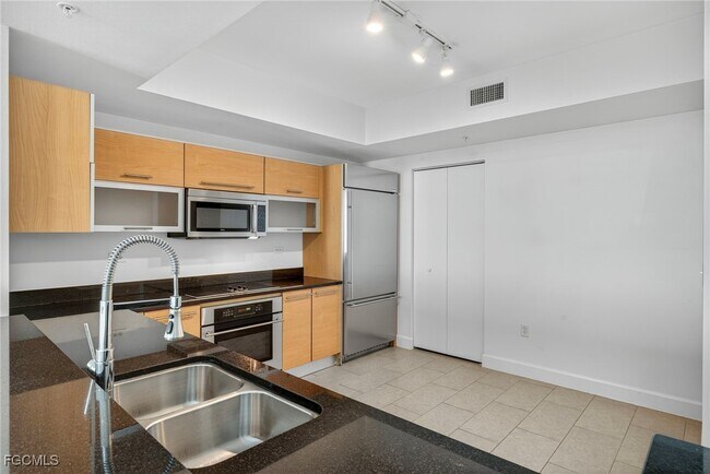 Building Photo - 3000 Oasis Grand Blvd