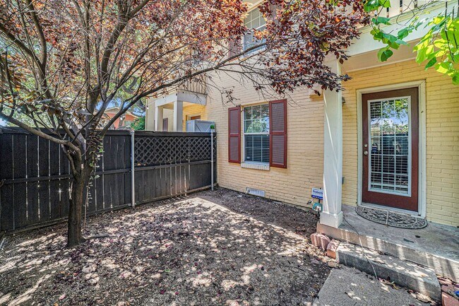 Building Photo - Charming, turnkey apartment near Oak Lawn ...