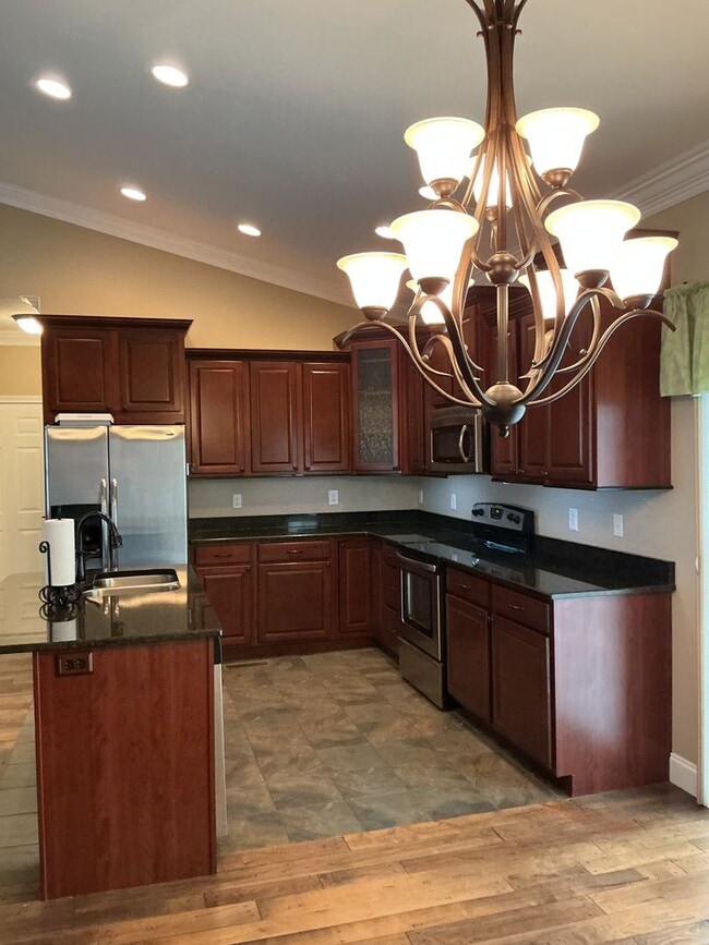 Building Photo - Luxury Living Made Easy in a Desirable Nei...