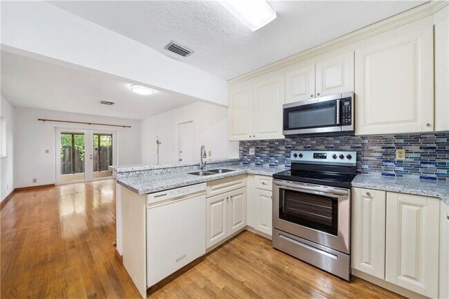 Building Photo - 1611 Poinsettia Dr