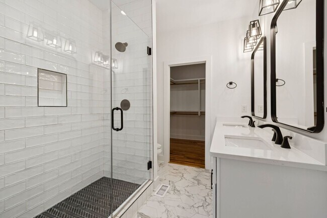 Building Photo - Beautifully Remodeled Home Just Minutes From Downtown Nashville