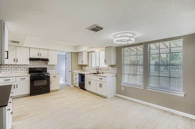 Building Photo - 4819 Brooklawn Dr