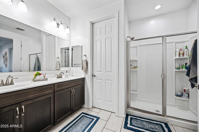 Building Photo - 10829 W Hadley St