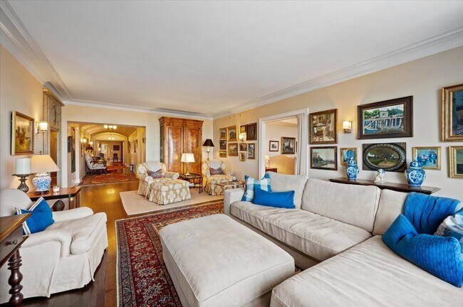 Building Photo - 2130 N Lincoln Park W