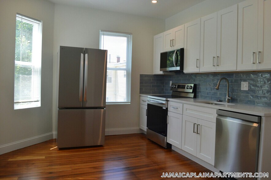 Building Photo - 370b Centre St