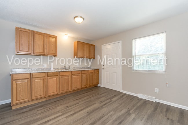 Building Photo - 2 Bedroom 1 Bath Remodeled KCK Duplex