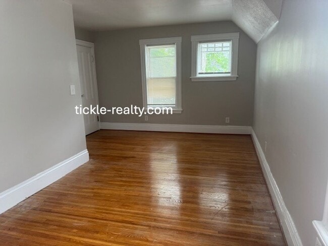 Building Photo - Large 4 Bedroom 2 Bath Single Family Home!...