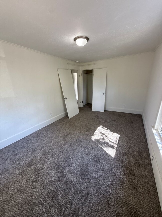 Building Photo - 3 bedroom/2 bath house