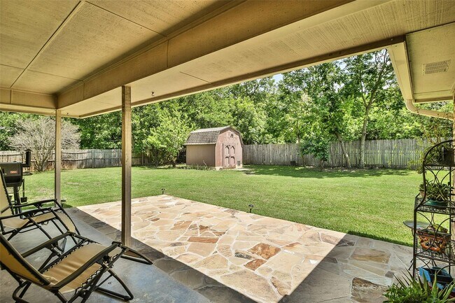 Building Photo - Beautiful Home on Mature Tree'd Lot  in We...