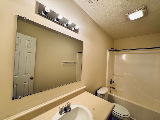 Building Photo - 412 Three Creeks Ct