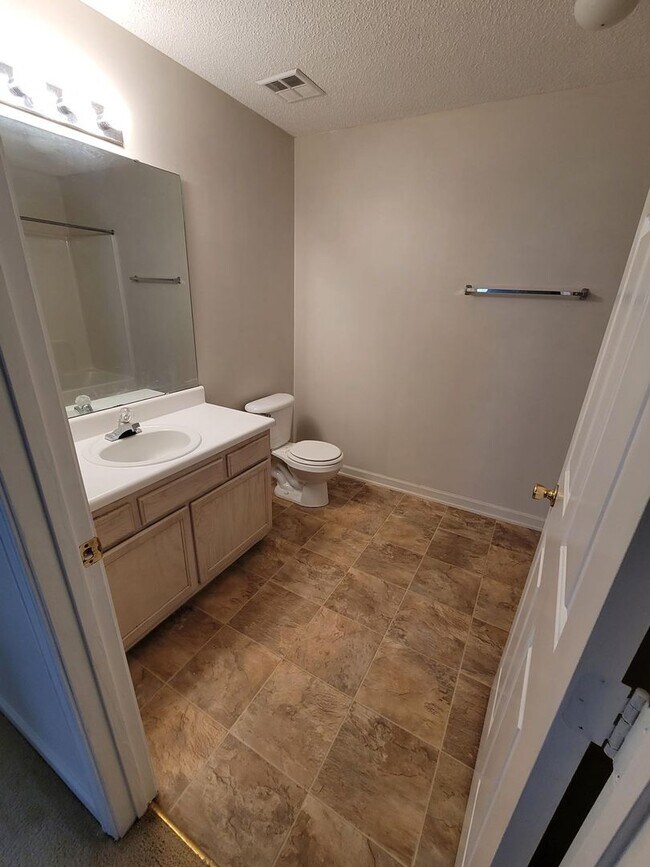 Building Photo - BEAUTIFUL SPACIOUS HOME READY TO MOVE IN !!!