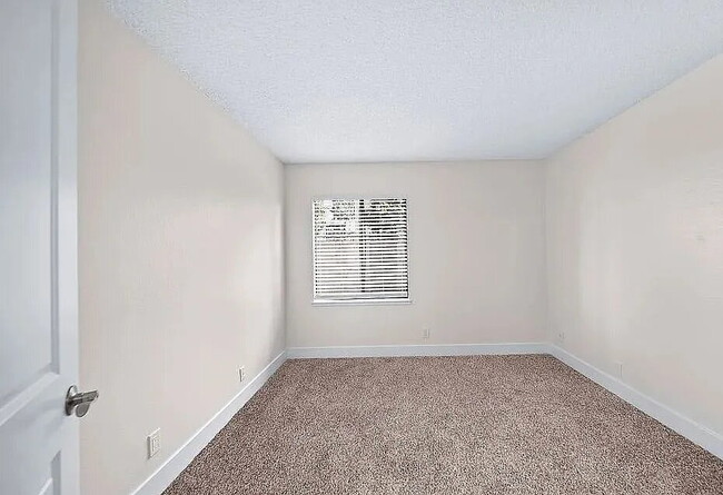 Building Photo - "Charming 3-Bed Townhouse with Granite Countertops & Hardwood Floors in Santa Ana!"