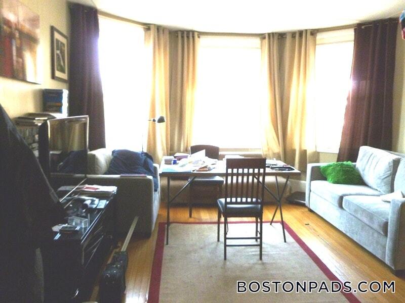 Building Photo - 879 Beacon St