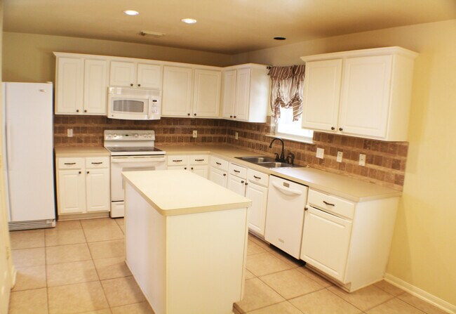 Building Photo - Beautiful Rental now available in Thistle ...