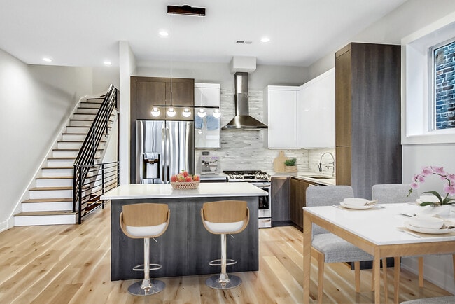 Primary Photo - 1042 S Oakley Blvd Apartments