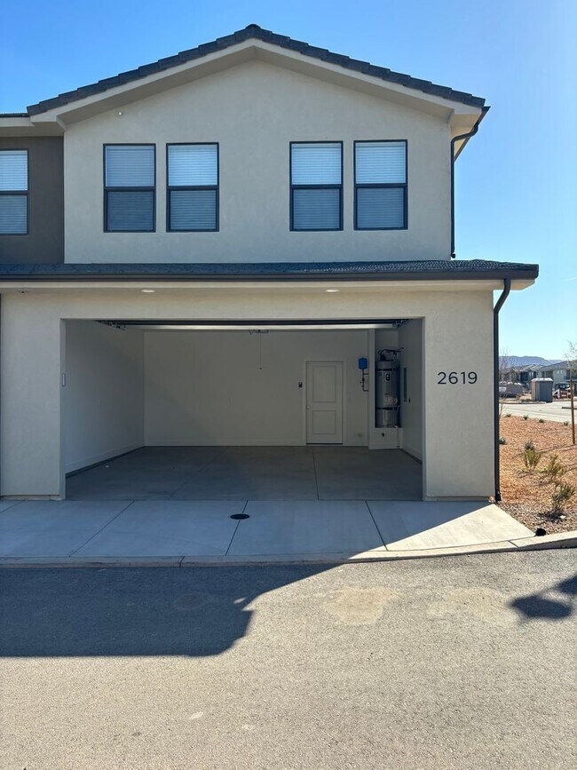 Building Photo - Woodland Estates Townhome! - END UNIT!!