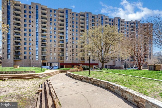 Building Photo - 4500 S Four Mile Run Dr