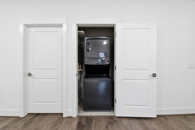 Building Photo - 4819 Caroline St