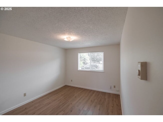 Building Photo - 3-bedroom 1 bath Single Level House