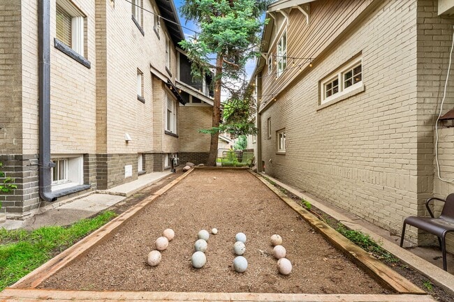Building Photo - LOCATION LOCATION!! Stunning home located ...