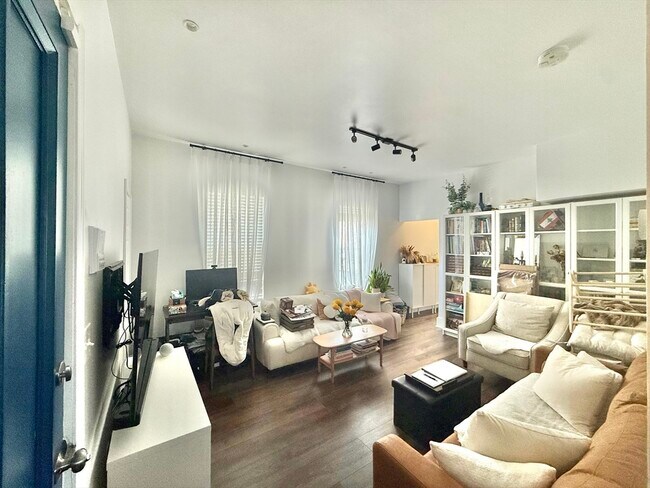 Building Photo - 13 Schuyler St